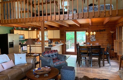 Hayesville Cottage | Cozy Mtn Log Cabin, wonderful views, 5 mins from Hayesville town sq, sleeps 8.