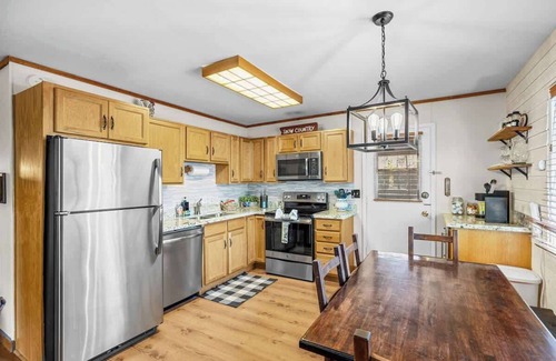 Munds Park House | Cozy Munds Park Cabin with Private Hot Tub