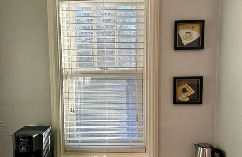 Benson House | Cozy N Clean Brick Bungalow Dundee- Best Porch Swing in the metro!