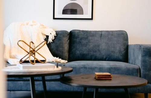 Hawthorn Apartment | Cozy Nest in Prime Hawthorn w parking & pool