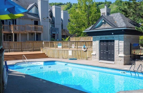 Craigleith Apartment | Cozy Nest - Outdoor Pool/Shuttle to the Village