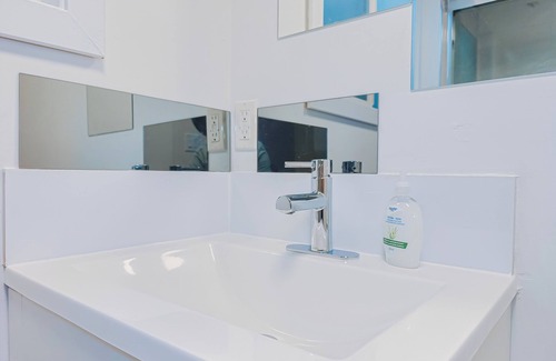 Marpole House | Cozy Newly Renovated 2 BDR 1 Bath Suite @ Oak Park