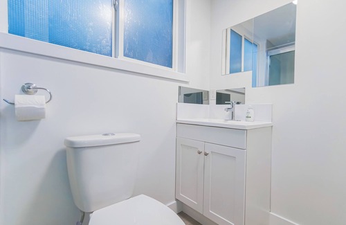 Marpole House | Cozy Newly Renovated 2 BDR 1 Bath Suite @ Oak Park