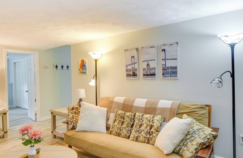 Top of the Hill Apartment | Cozy Newport Apt: Steps to Downtown & Waterfront!