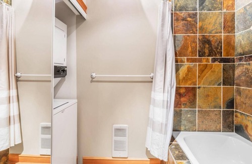 Snow Pine Estates Apartment | Cozy Nook-Rustic w/Private Hot Tub and Nice View