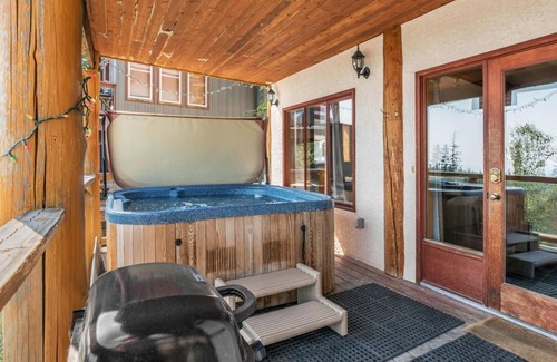 Snow Pine Estates Apartment | Cozy Nook-Rustic w/Private Hot Tub and Nice View