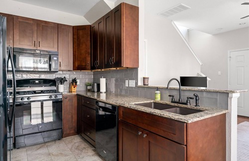 Pflugerville House | Cozy North Austin Retreat with Parks & Pickleball Courts! Near Domain!nn