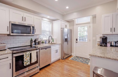 Oakley House | Cozy Oakley 4B with Garage 10 min to Downtown, UC Hospitals