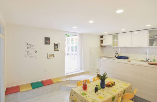 Split Apartment | Cozy Oasis in Front of the Pool – Split