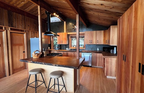 Long Harbour House | Cozy Oceanfront Paradise: Hot Tub, Sauna & Private Dock – 5 Min to Town!