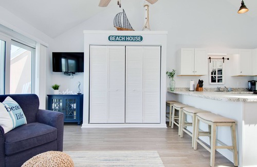 Emerald Isle Condo | Cozy oceanside studio, mere steps from the beach, and close to shops and dining