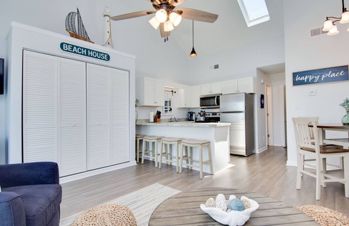Emerald Isle Condo | Cozy oceanside studio, mere steps from the beach, and close to shops and dining