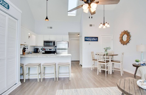 Emerald Isle Condo | Cozy oceanside studio, mere steps from the beach, and close to shops and dining
