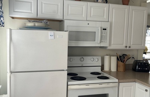 Newport East Apartment | Cozy One Bedroom 2nd Floor Apartment close to downtown Newport and Naval Base.