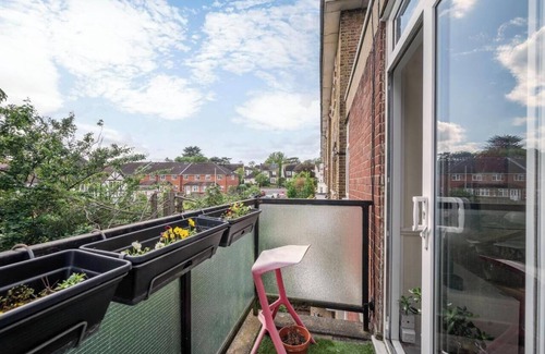 Copers Cope Apartment | Cozy One-Bedroom Flat in Bromley