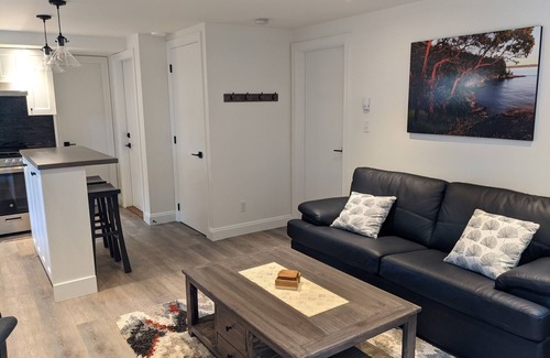 Sidney House | Cozy One-Bedroom Suite Close To The Ocean