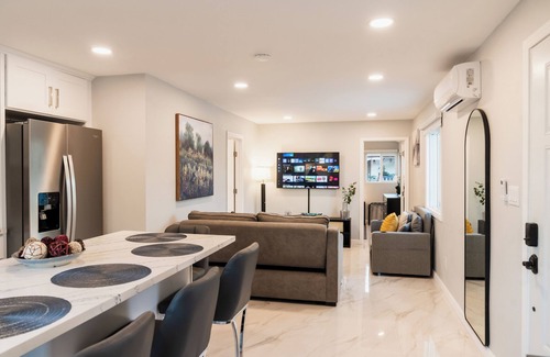 La Sierra Hills House | Cozy One BR House, King Size bed and Full kitchen