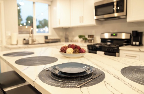 La Sierra Hills House | Cozy One BR House, King Size bed and Full kitchen