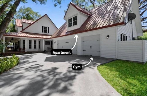 Moore Haven Apartment | Cozy open concept above garage apartment. 4 beds. Cottage Kitchen.