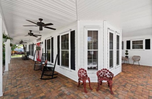 Moore Haven Apartment | Cozy open concept above garage apartment. 4 beds. Cottage Kitchen.