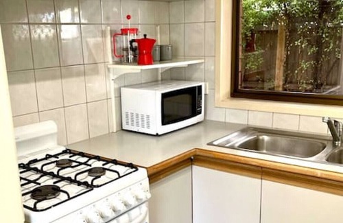 Belmont Apartment | Cozy park-side home close to city and beaches