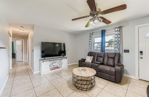 Sandalwood House | Cozy Patio Retreat by SkyRun Jacksonville