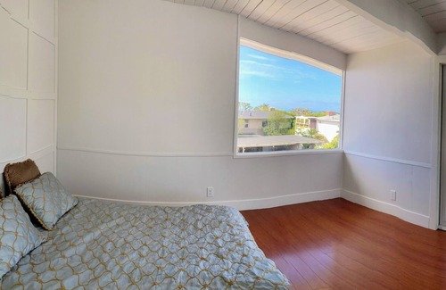 Corona del Mar Apartment | Cozy Penthouse , Private Beach access, Pool walk to Shops