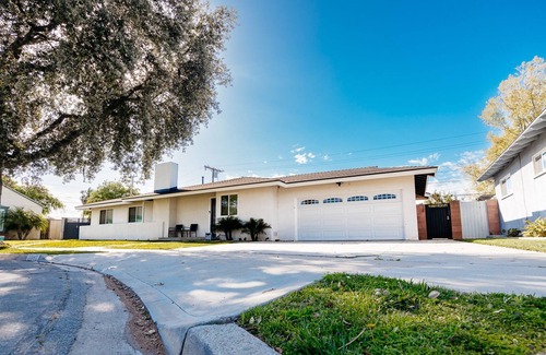 Northeast Anaheim House | Cozy Pickleball Retreat near Disneyland