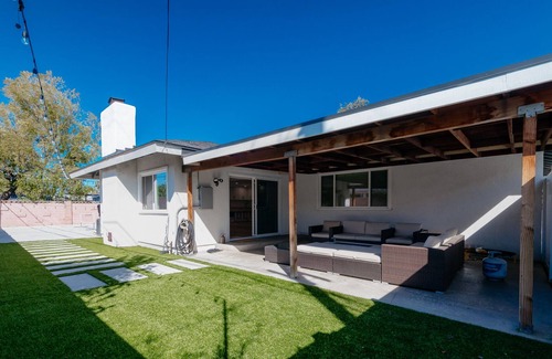 Northeast Anaheim House | Cozy Pickleball Retreat near Disneyland