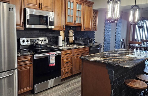 Pocono Pines House | Cozy Pinecrest Lakefront Retreat w/Deck & Kayaks