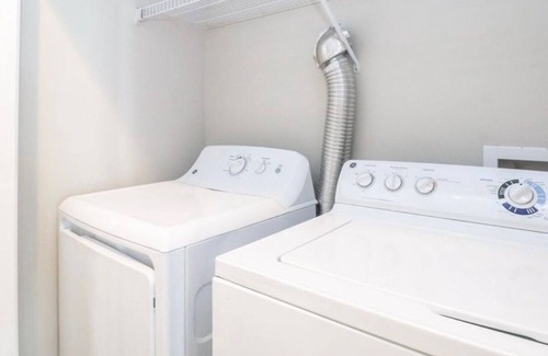 Oxford Cabin | Cozy Poolside Cottage in the Heart of Oxford! 3 Suites!