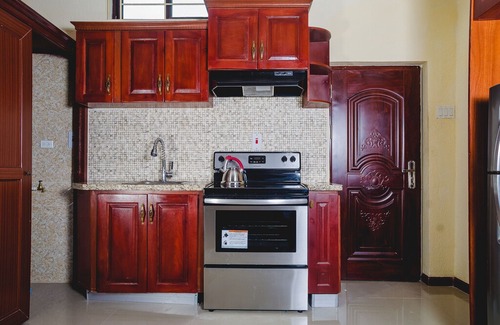 Barbican Apartment | Cozy, private & elegant apartment in Kingston's best urban center - Liguanea!