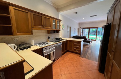 McKinnon House | Cozy Private Room like home | 5min walk to train