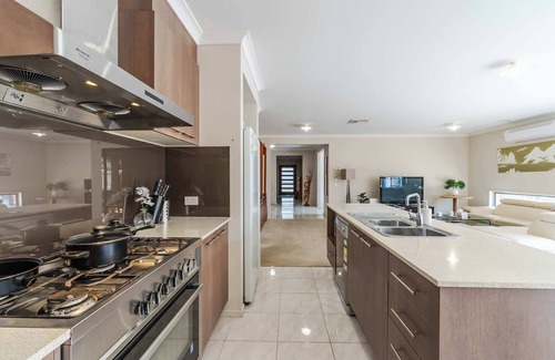 Point Cook House | Cozy Queen Bedroom in Spacious Point Cook Home