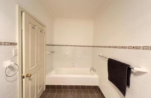 Rydalmere House | Cozy Queen Room in Two Story House - R2