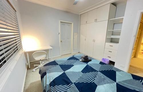 Rydalmere House | Cozy Queen Room in Two Story House - R2
