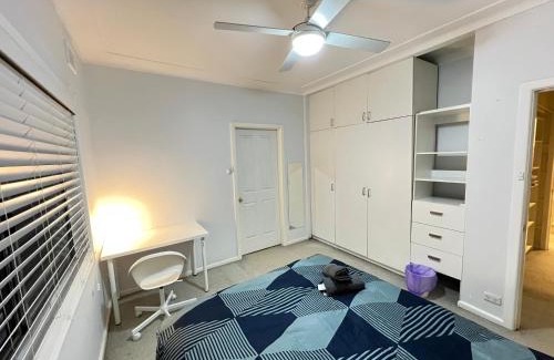 Rydalmere House | Cozy Queen Room in Two Story House - R2