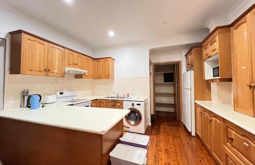Rydalmere House | Cozy Queen Room in Two Story House - R2