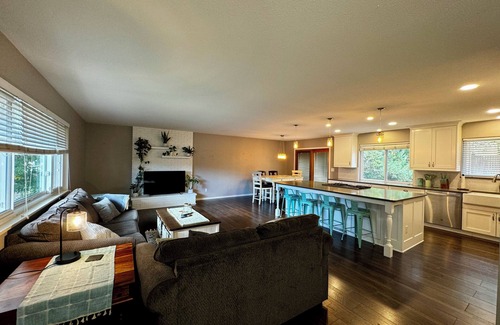 Rustic Hills House | Cozy, Quiet 2-bedroom house in Colorado Springs with WiFi, AC, huge kitchen!