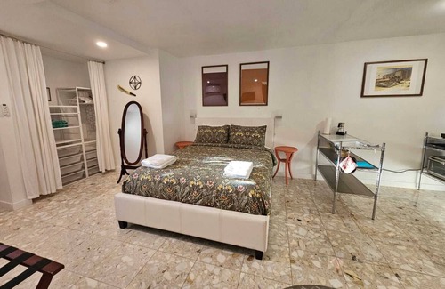 Guaynabo House | Cozy Quiet, artistic studio apartment AC, Wi-Fi, generator and cistern