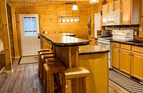 Bellaire Cabin | Cozy & Quiet Shanty Creek Log Cabin 1 mile to Schuss Mountain Golf Course