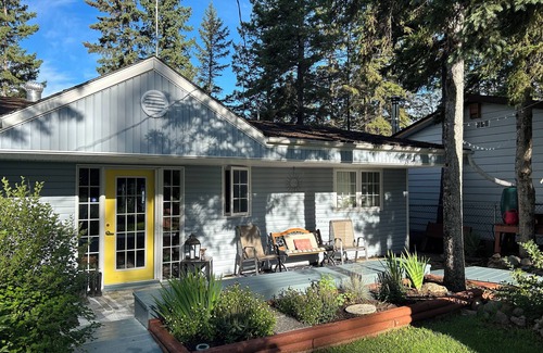 Central Alberta Cabin | Cozy Quiet Year-Round Cottage on the Lake w/Hot Tub