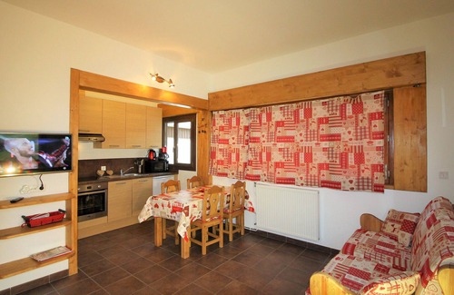 Les Almes Apartment | Cozy Renovated Apartment - Chalet de la Tour - Sleeps 6 - Tignes Le Lac - 100m from Slopes