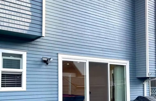 Newton House | Cozy, renovated home in Delta's Sunshine Hills, near shops, trails, and transit!
