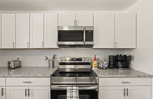 Sylvan Hills House | Cozy Renovated House near Airport. King Bed, Free Parking, Free Wifi
