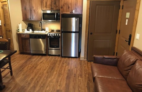 Gatlinburg Resort | Cozy resort in charming Gatlinburg with WiFi Unit Q