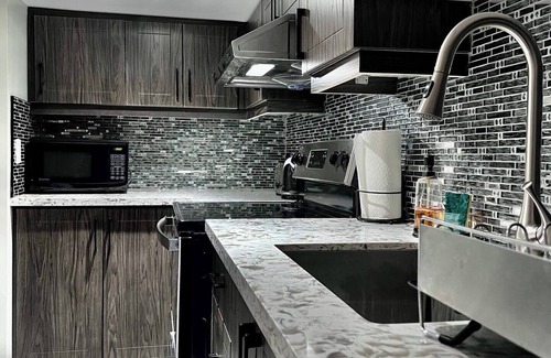 Whitby Apartment | Cozy Retreat Great for Short/Long Term Stays.