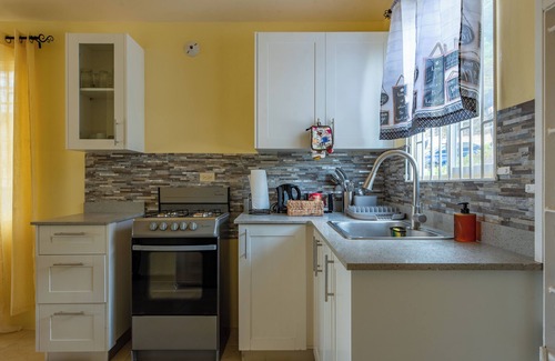 Montego Bay House | Cozy Retreat in a Gated Community 10 minutes from the Beach