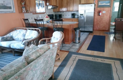 Villas Cottage | Cozy retreat, magnificent sunsets only 100 steps to the beach, Pets friendly!