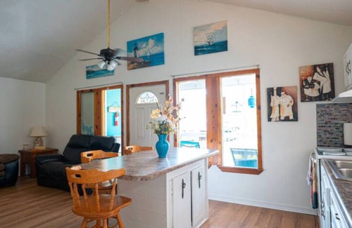 Shoreline Park House | COZY RIVERFRONT HOUSE/SLEEPS 6 W/W+D